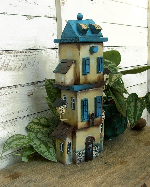 Kamienica z niebieskimi oknami - dekoracja z drewna, ręcznie malowana