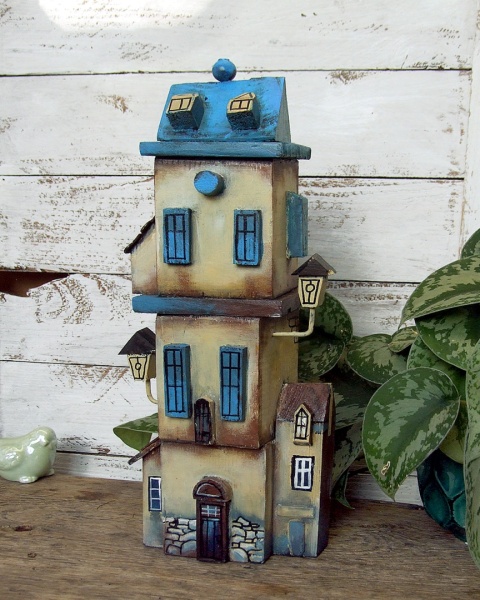 Kamienica z niebieskimi oknami - dekoracja z drewna, ręcznie malowana