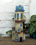 Kamienica z niebieskimi oknami - dekoracja z drewna, ręcznie malowana