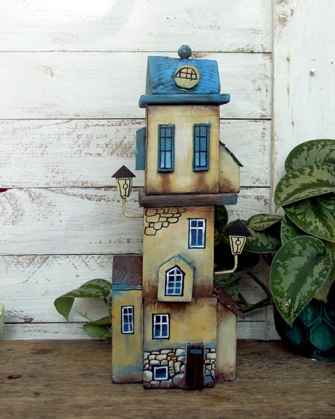 Kamienica z niebieskimi oknami - dekoracja z drewna, ręcznie malowana