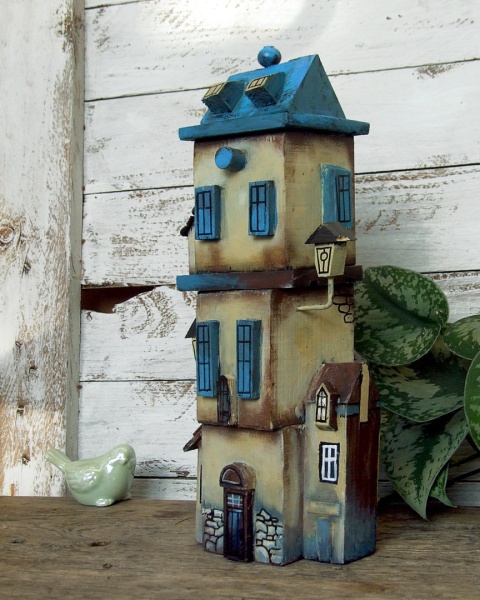 Kamienica z niebieskimi oknami - dekoracja z drewna, ręcznie malowana