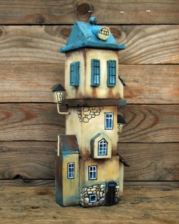 Kamienica z niebieskimi oknami - dekoracja z drewna, ręcznie malowana