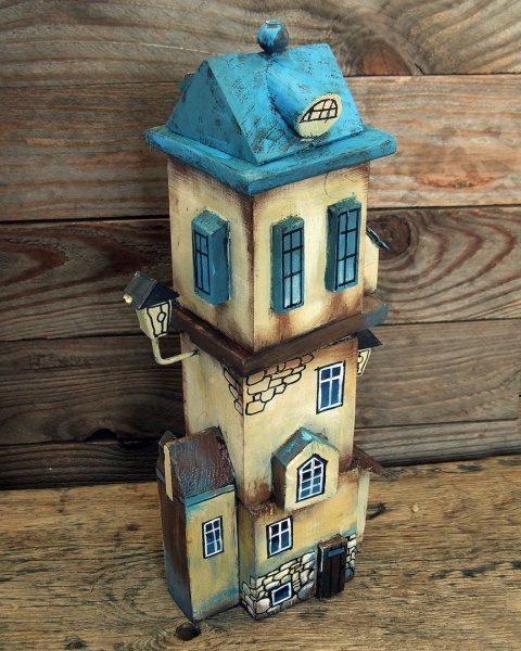 Kamienica z niebieskimi oknami - dekoracja z drewna, ręcznie malowana