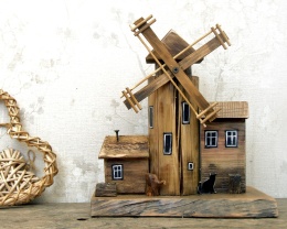 Stary Młyn Wiatrowy - dekoracja z drewna