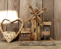 Stary Młyn Wiatrowy - dekoracja z drewna