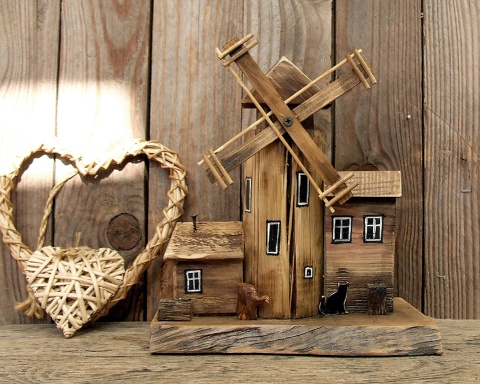 Stary Młyn Wiatrowy - dekoracja z drewna