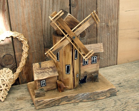 Stary Młyn Wiatrowy - dekoracja z drewna