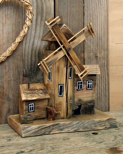 Stary Młyn Wiatrowy - dekoracja z drewna