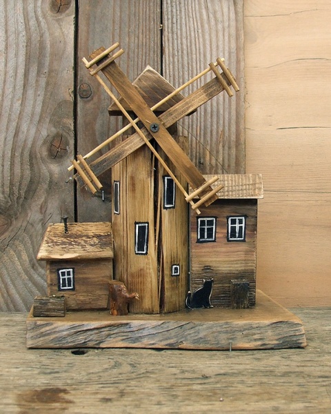 Stary Młyn Wiatrowy - dekoracja z drewna