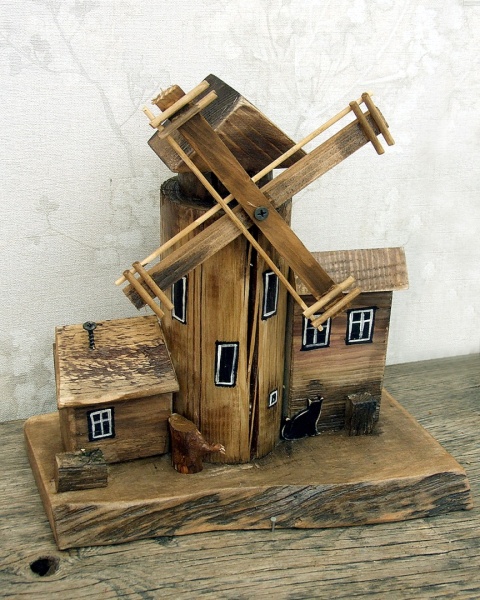 Stary Młyn Wiatrowy - dekoracja z drewna