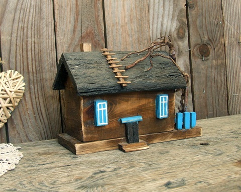 Stary dom z niebieskimi oknami - dekoracja z drewna