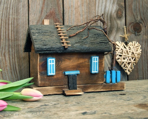 Stary dom z niebieskimi oknami - dekoracja z drewna