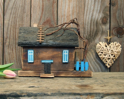 Stary dom z niebieskimi oknami - dekoracja z drewna