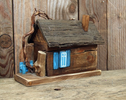 Stary dom z niebieskimi oknami - dekoracja z drewna