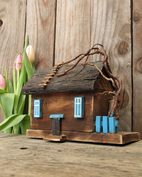 Stary dom z niebieskimi oknami - dekoracja z drewna