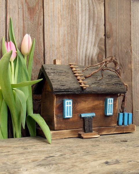 Stary dom z niebieskimi oknami - dekoracja z drewna