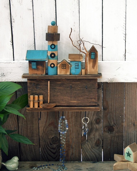 Wieszak na klucze z latarnią - Miasteczko na klifie