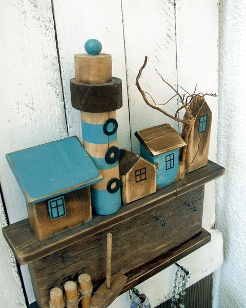 Wieszak na klucze z latarnią - Miasteczko na klifie