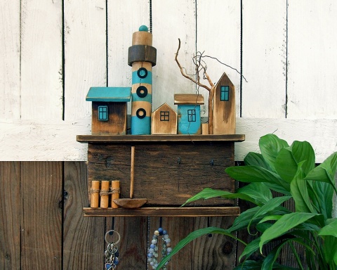 Wieszak na klucze z latarnią - Miasteczko na klifie