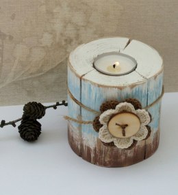 Świecznik - drewniany, z szydełkowym kwiatkiem