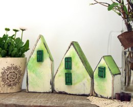 3 drewniane domki w wiosennych kolorach
