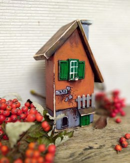 Jarzębinowy domek - dekoracja z drewna