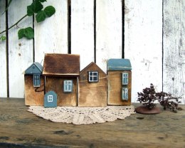 Zestaw drewnianych domków, brązowe z niebieskim