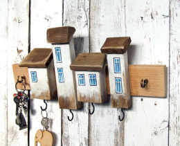 Drewniany wieszaczek na klucze - białe domki