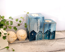 Granatowo-niebieskie świeczniki z malowanymi domkami