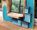 Lustro w drewnianej ramie z domkami - turkusowe