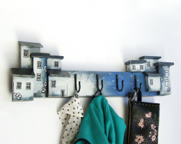 Drewniany wieszak na ubrania, na ściannę - niebieski