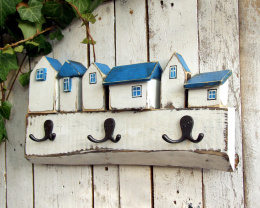 Drewniany wieszak z domkami, biało-niebieski