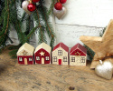 Małe domki do świątecznej dekoracji, bordowo-waniliowe