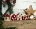 Małe domki do świątecznej dekoracji, bordowo-waniliowe