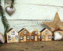 Małe drewniane domki do dekoracji wnętrza