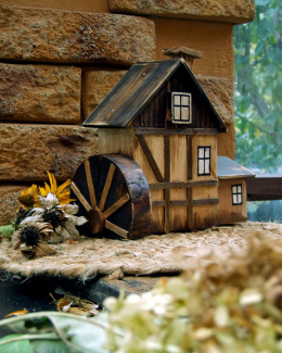Młyn wodny - drewniany domek, dekoracja