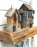 Uliczka na starówce - drewniany wieszak z domkami