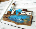 Domek Latarnika - drewniany wieszak z malowanym pejzażem