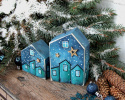 2 domki dekoracyjne z drewna, turkusowo-niebieskie