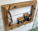 Drewniana ramka z domkami - wieszak na klucze i drobiazgi