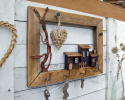 Drewniana ramka z domkami - wieszak na klucze i drobiazgi