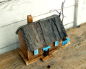 Stary dom z niebieskimi oknami - dekoracja z drewna