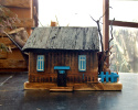 Stary dom z niebieskimi oknami - dekoracja z drewna