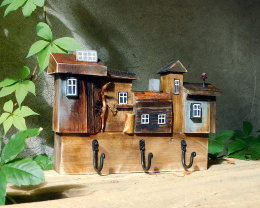 Cicha uliczka - wieszaczek z drewna, z małymi domkami.