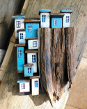 Na skarpie - drewniana dekoracja z domkami