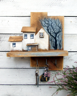 Drewniana półeczka z wieszaczkami i malowanym drzewem