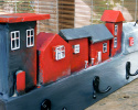 Drewniany wieszak z domkami, grafitowo-czerwony