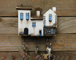 Mały wieszaczek na klucze, 3 białe domki