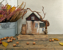 Młyn na skraju wsi - drewniany domek, dekoracja