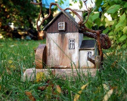 Młyn na skraju wsi - drewniany domek, dekoracja